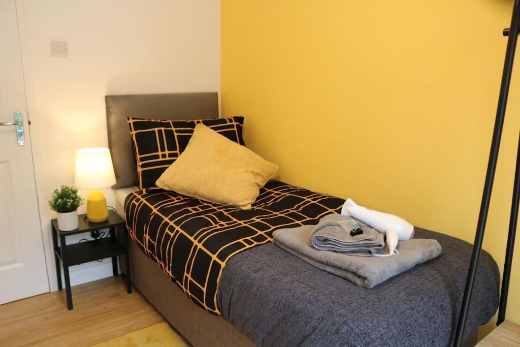 Elegant Room In Stylish House Milton Keynes Eksteriør bilde